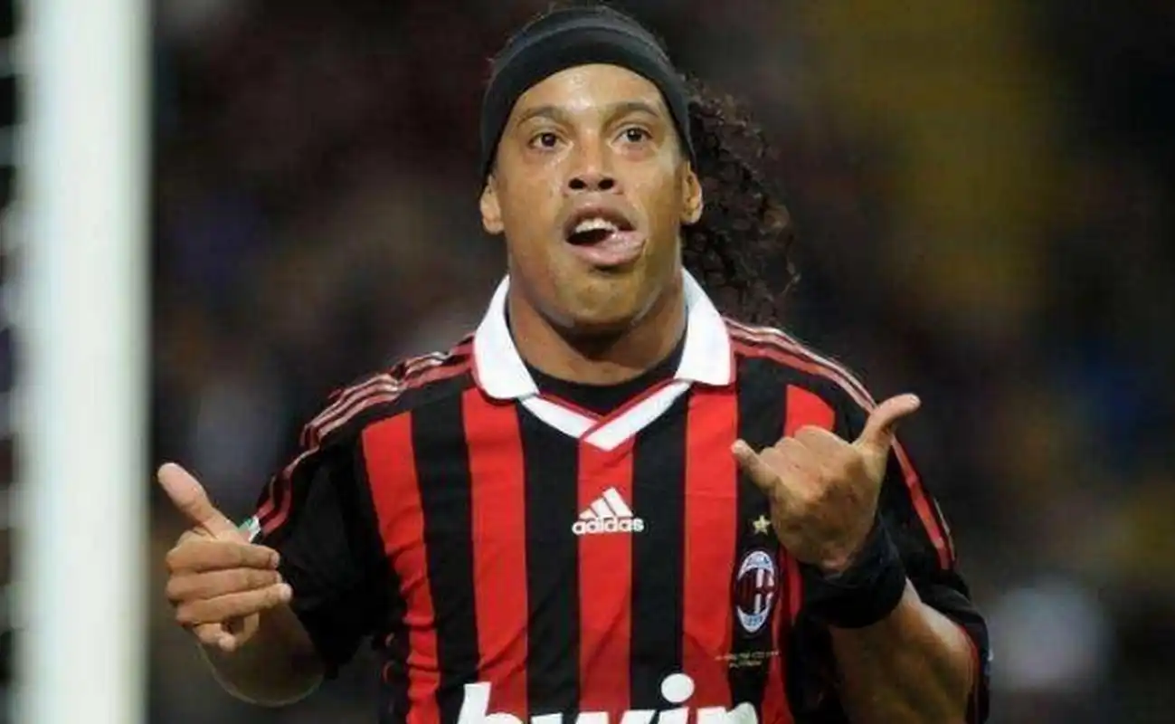 根据著名足球网站《转会市场》的最新数据，皇马力压巴萨，成为目前西甲身价最高的球队。根据统计，皇马全队目前的身价是12.3亿欧元，位列西甲之首，巴萨以10.2亿位居次席...